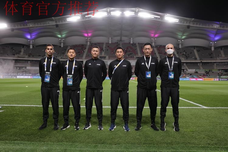 中国裁判组启程前往多哈 准备执法卡塔尔世界杯 中国裁判组启程前往多哈 准备执法卡塔尔世界杯