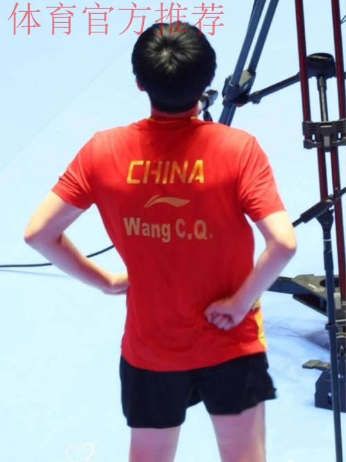 王楚钦伤病早有迹象！混团揉腰，早上扶腰，进场后背不敢动，心疼