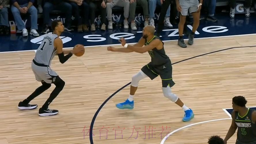 文班出手三分时踩到戈贝尔的脚,裁判判罚后者一级恶意犯规 文班出手三分时踩到戈贝尔的脚,裁判判罚后者一级恶意犯规